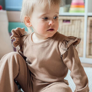 Camel shirt met ruffle voor meisjes, bijpassend bij effen camel flared broek