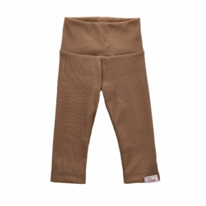 Handgemaakte legging van cacaokleurige ribstof voor kinderen.