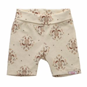 Handgemaakte bikershort met vrolijke schildpad print voor kinderen.