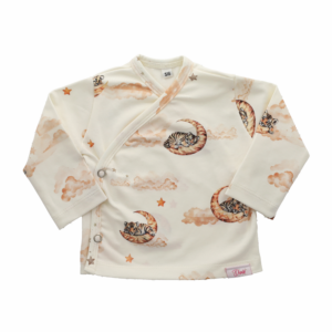 Handgemaakt overslag shirt met maan design voor baby's.